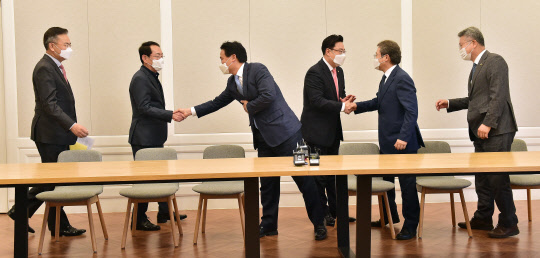 여야 '3+3' 실무협상단이 23일 국회에서 첫 회의를 열고 인사를 나누고 있다. 연합뉴스